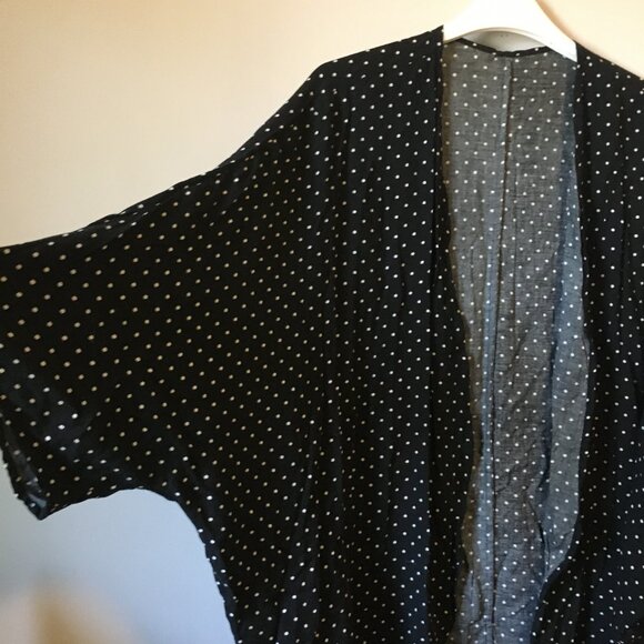 Itty Bitty B & W Polka Dot Short Sleeve Viscose Cocoon Cover - Picture 3 of 14